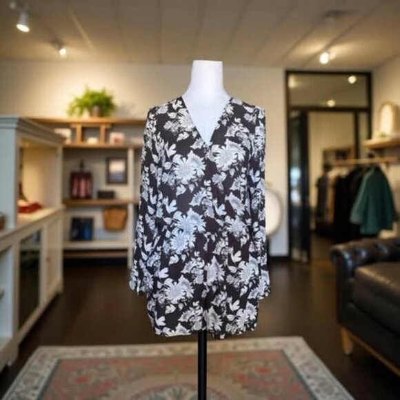 BLACK/WHITE SHORT ROMPER - Picture 3 of 5